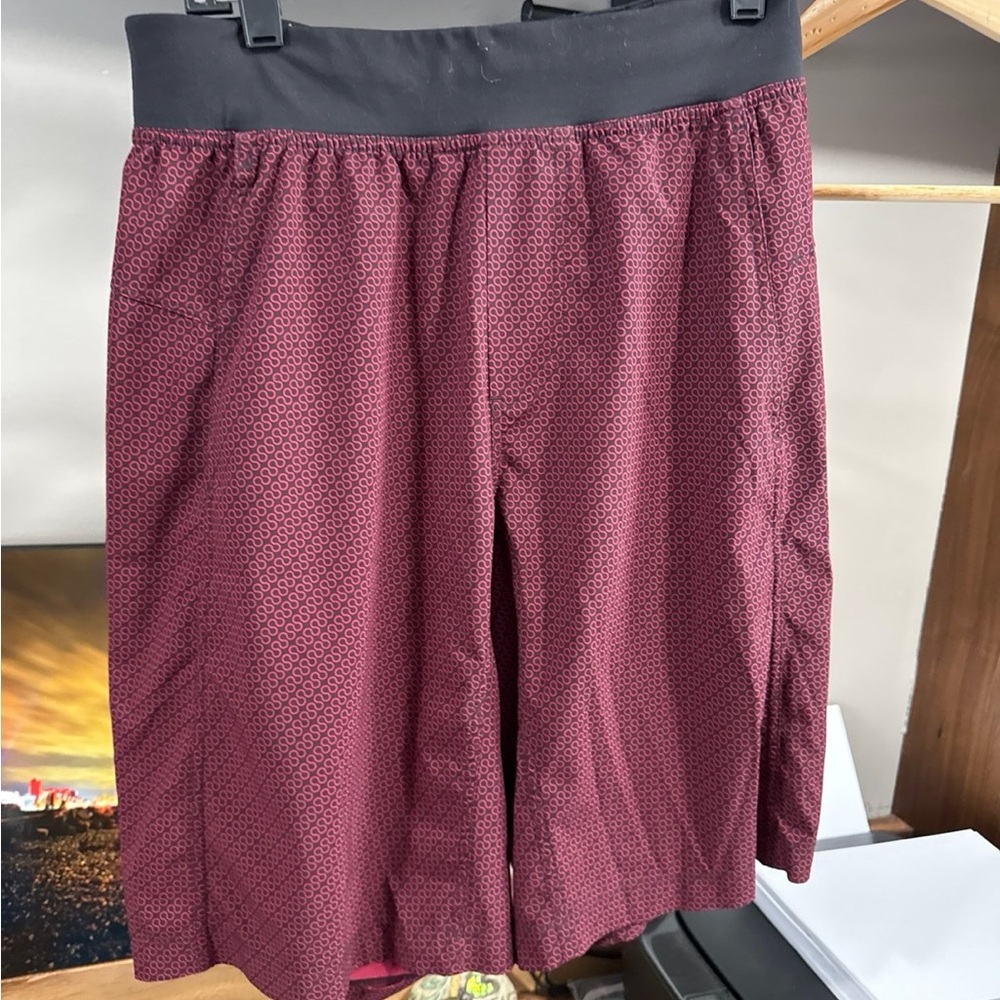 lululemon athletica Men's Maroon Geometric Shorts